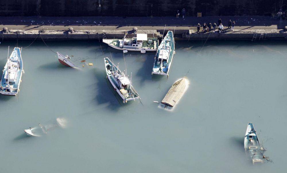 Pemandangan dari udara menunjukkan perahu terbalik yang diyakini terkena dampak tsunami disebabkan oleh letusan gunung berapi bawah laut di pulau Tonga di Pasifik Selatan, di Muroto, prefektur Kochi, Jepang, dalam foto ini diambil oleh Kyodo pada Minggu (16/1/2022). ANTARA FOTO/Mandatory credit Kyodo/via REUTERS/rwa/sad.