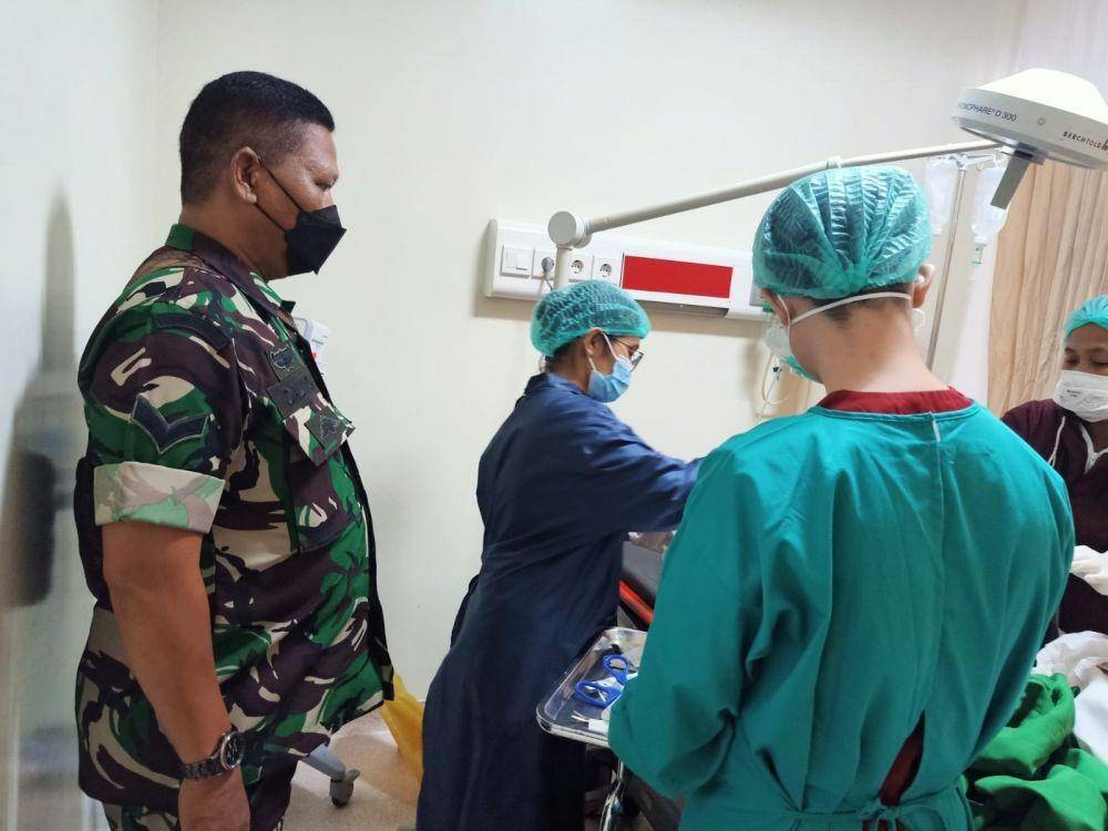 Korban pengeroyokan sedang dalam penanganan medis di RS Atma Jaya, Minggu (16/1/2021). (Dok. Istimewa).