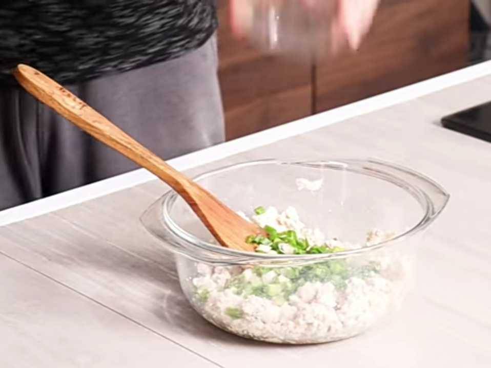 ilustrasi memasak isian egg roll (youtube.com/Jerry Andrean)