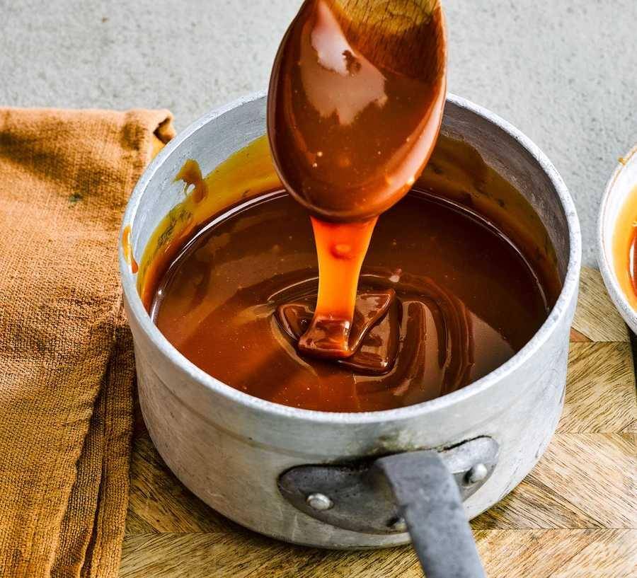 ilustrasi membuat lapisan gula merah (bbcgoodfood.com)