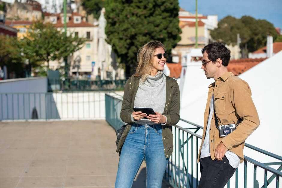 ilustrasi saling memandang (pexels.com/Kampus Production)