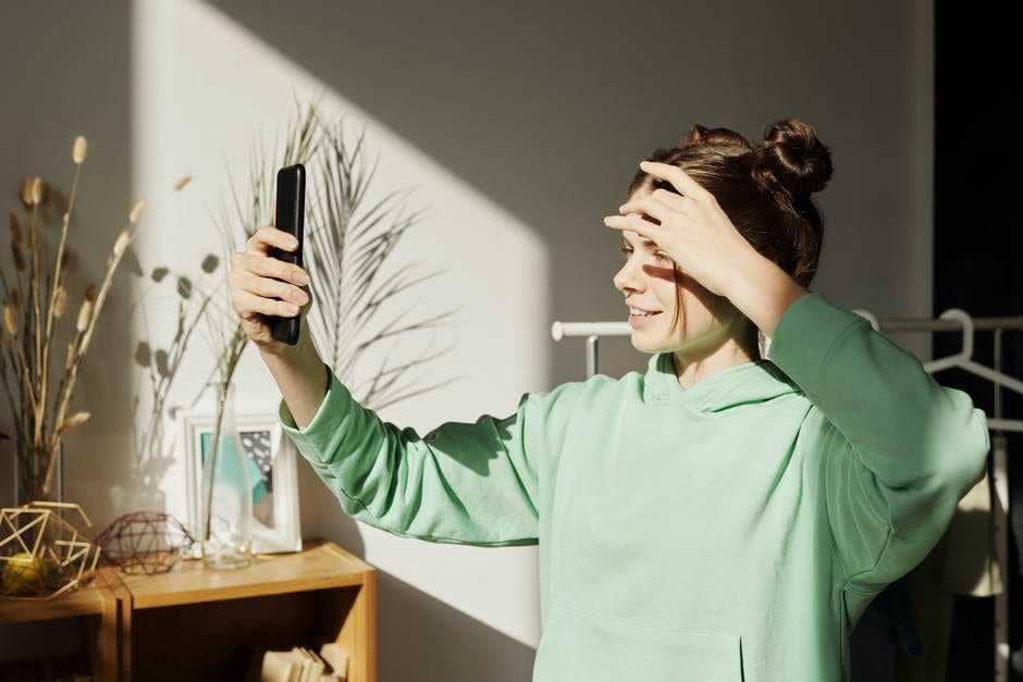 ilustrasi video call pasangan (pexels.com/Julia M Cameron)