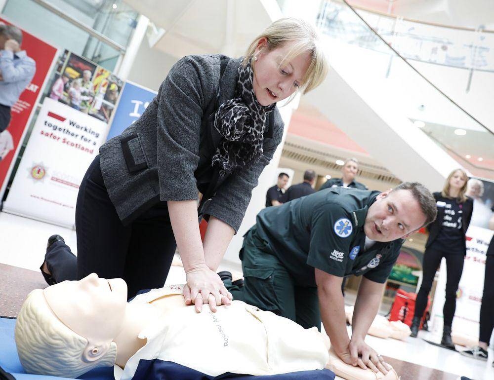 ilustrasi latihan pertolongan CPR (commons.wikimedia.org/Lirazelf )