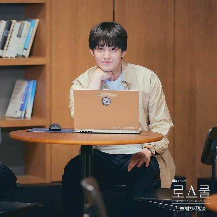 Kim Bum sebagai mahasiswa hukum dalam Law School (instagram.com/jtbcdrama)