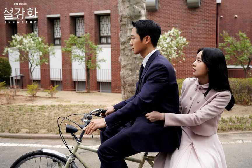 10 Potret Couple KDrama Boncengan Naik Sepeda, Bikin Halu!