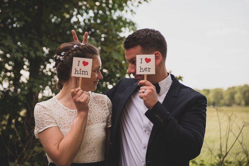 ilustrasi pasangan pengantin (unsplash.com/Tiny Elch)