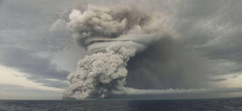 Gunung api bawah laut Hunga Tonga-Hunga Ha'apai yang meletus pada Jumat, 14 Januari 2022 (Dokumentasi Tonga Geological Services)