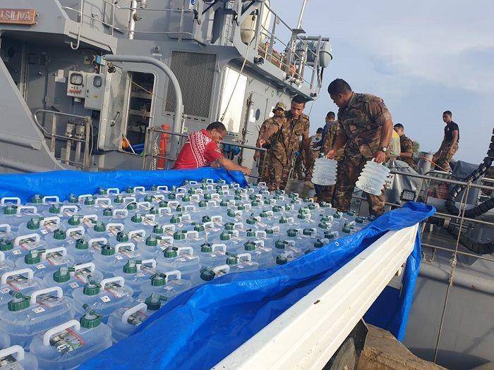 Pemerintah Tonga distribusikan air minum kepada warga yang terdampak tsunami pada Sabtu, 15 Januari 2022 (www.twitter.com/@tongaportal)