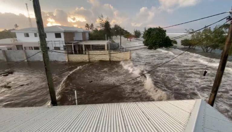 Tsunami melanda ibu kota Tonga, Nuku'alofa tak lama setelah gunung bawah laut di Tonga meletus (www.twitter.com/@sakakimoana)