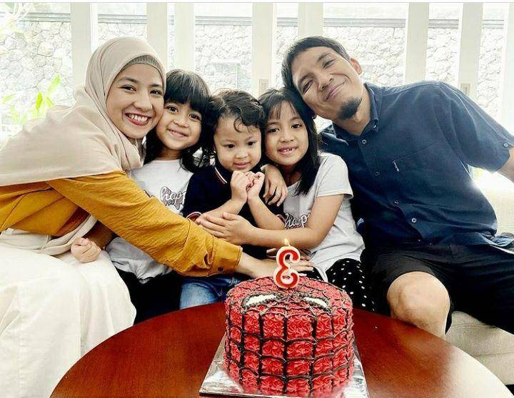 Desta beserta istri dan anak-anaknya. Instagram.com/desta80s