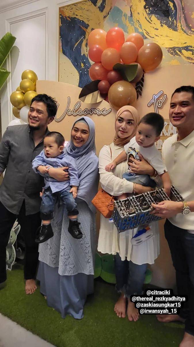 tamu artis di syukuran keluarga Zaskia Sungkar dan Irwansyah (instagram.com/okisetianadewi)