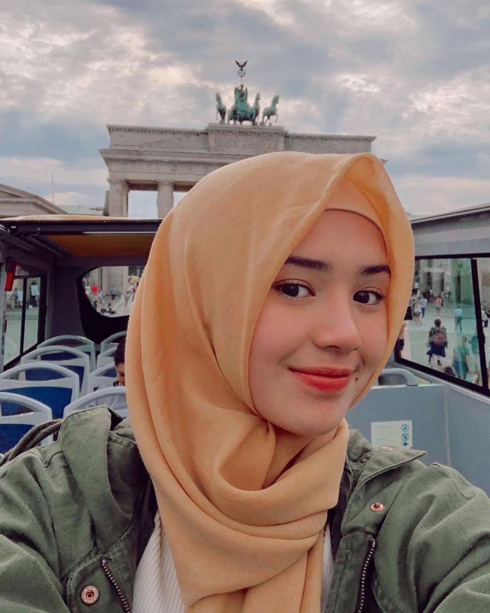 Beby Tsabina (instagram.com/bebytsabina/)