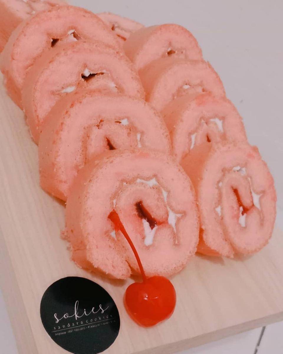 Bolu gulung stroberi (instagram.com/sokies.cookies)