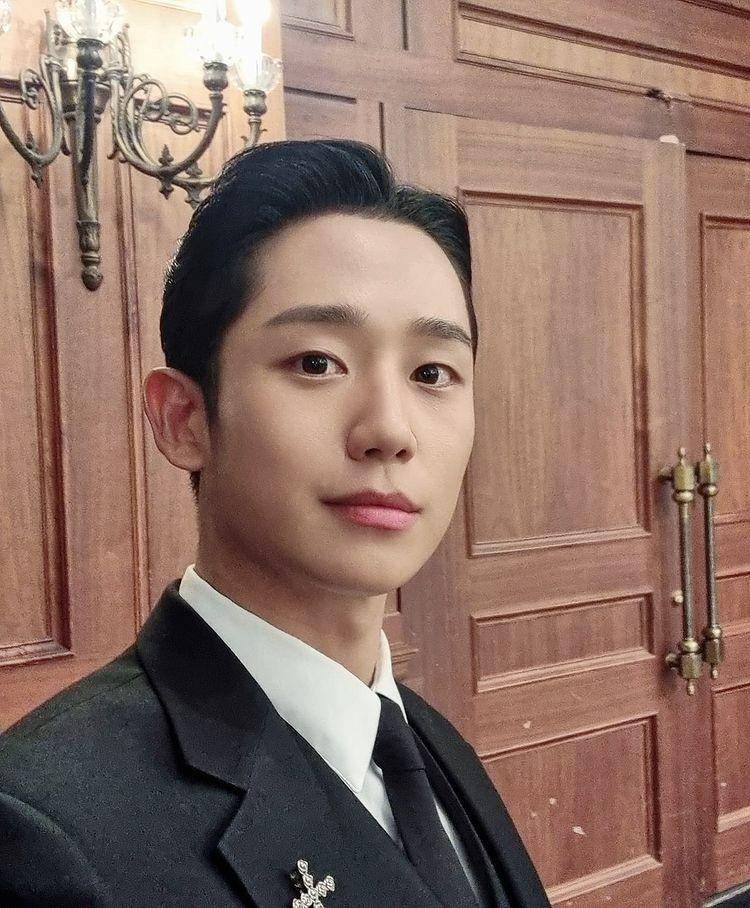 Jung Hae In pemeran drama Snowdrop (Instagram.com/holyhaein)