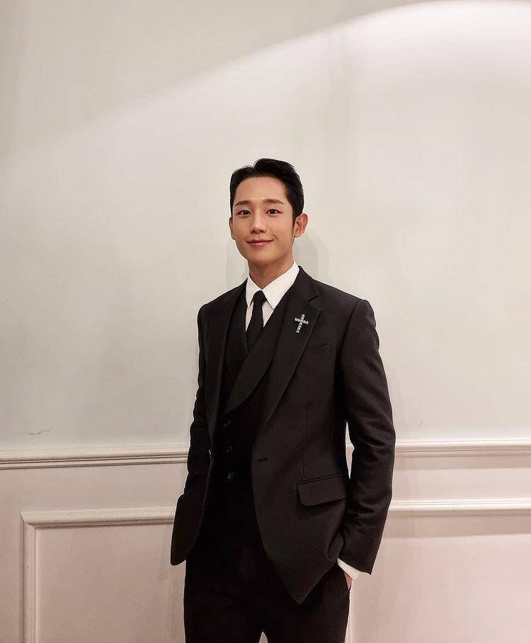Jung Hae In pemeran drama Snowdrop (Instagram.com/holyhaein)