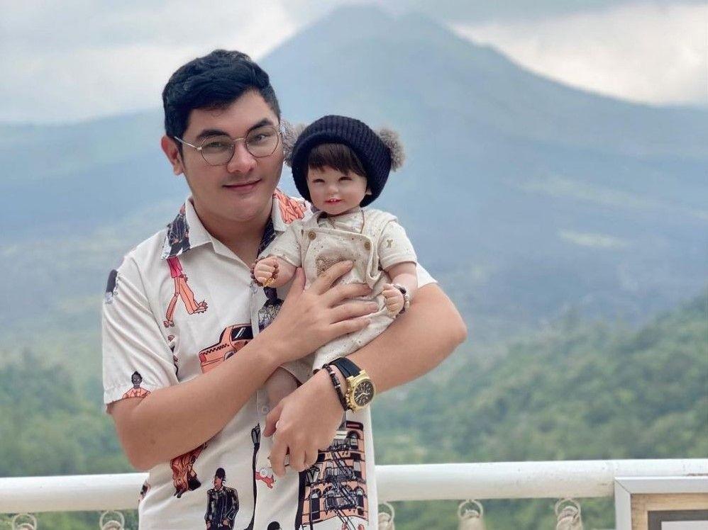 Habiskan Rp40 Juta per Bulan, 10 Potret Rizki Nasution dan Spirit Doll