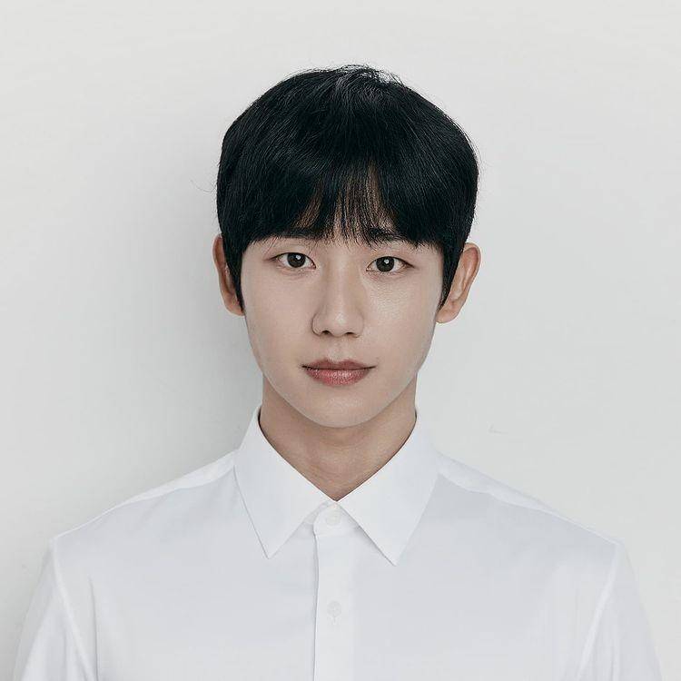 Jung Hae In pemeran drama Snowdrop (Instagram.com/holyhaein)