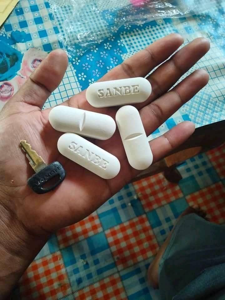 orang pakai benda raksasa (twitter.com/jowoshitpost)