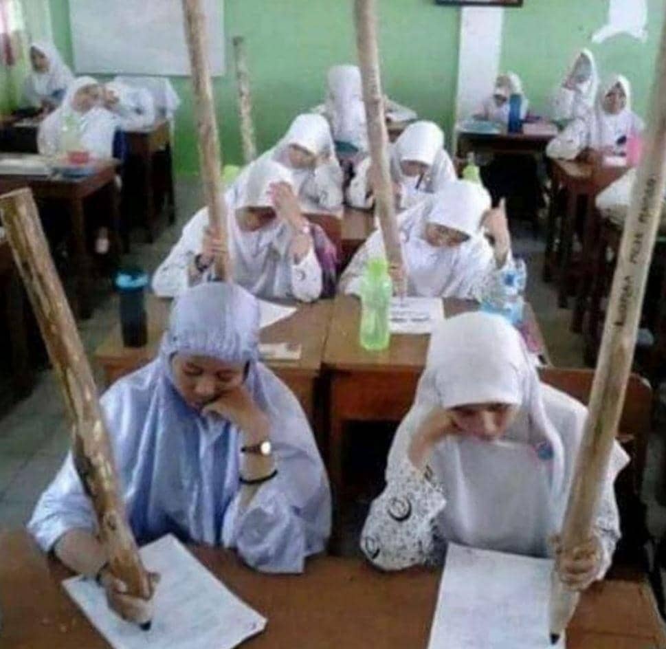 orang pakai benda raksasa (instagram.com/kegoblokangarislucu)