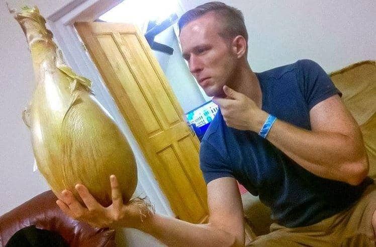 orang pakai benda raksasa (brightside.me)