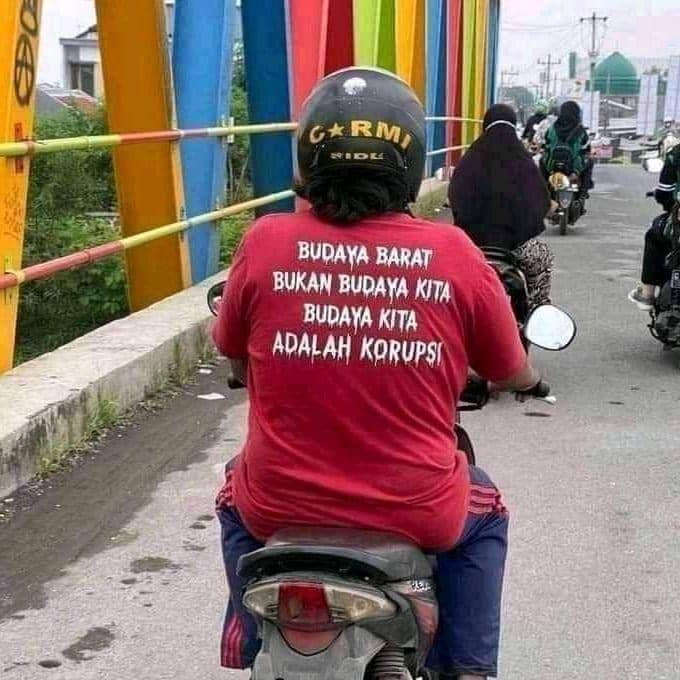 potret tulisan di baju yang kocak (instagram.com/sukijan.id)