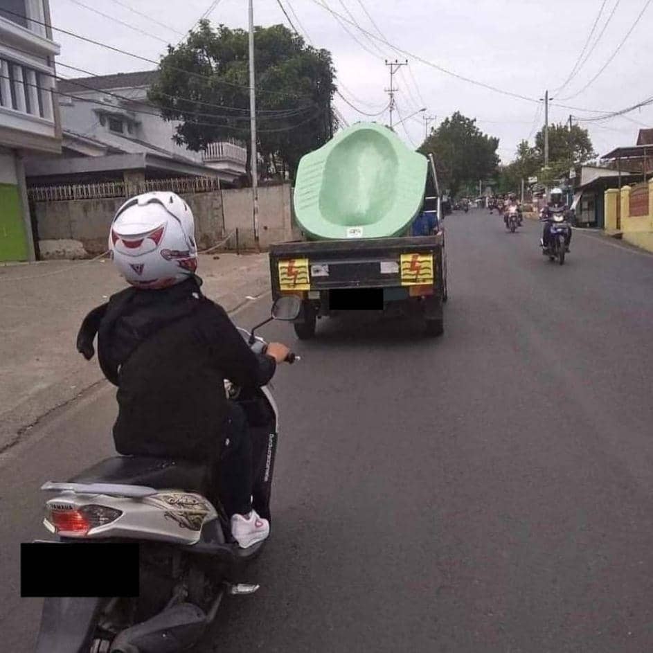 orang pakai benda raksasa (instagram.com/jokesehat)