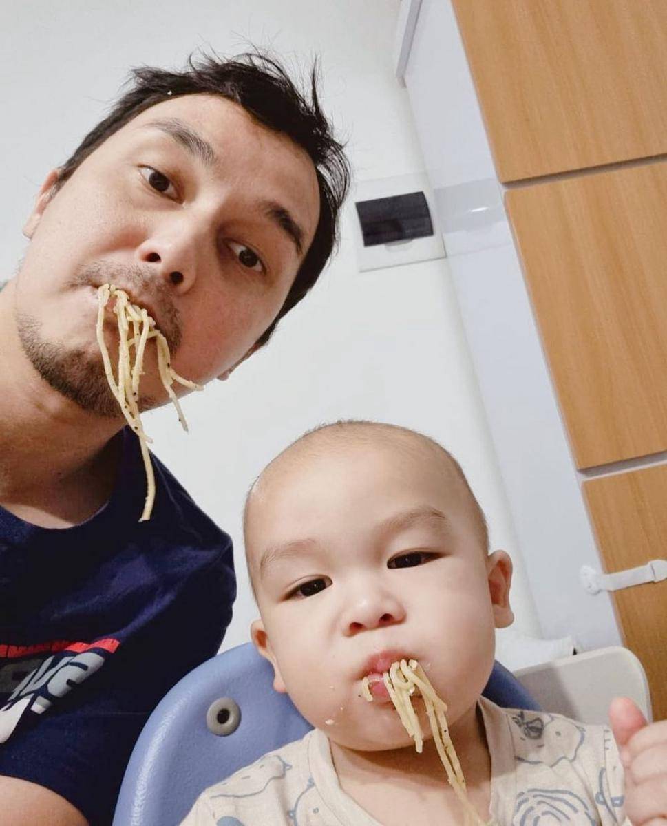 potret Dimas Aditya dan putranya (instagram.com/tikabravani)