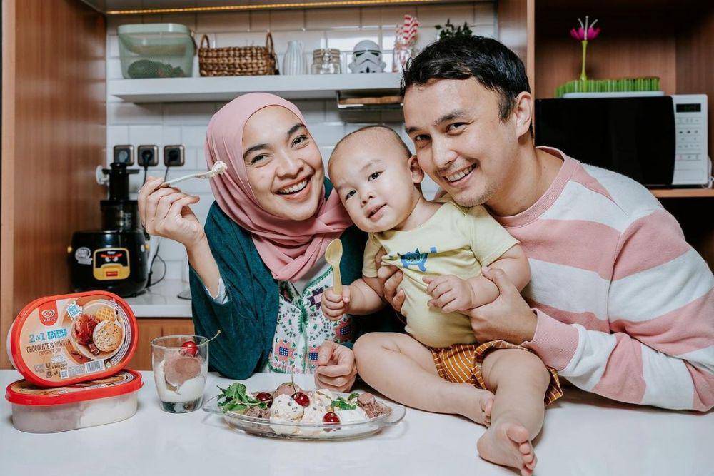 potret keluarga Dimas Aditya (instagram.com/tikabravani)