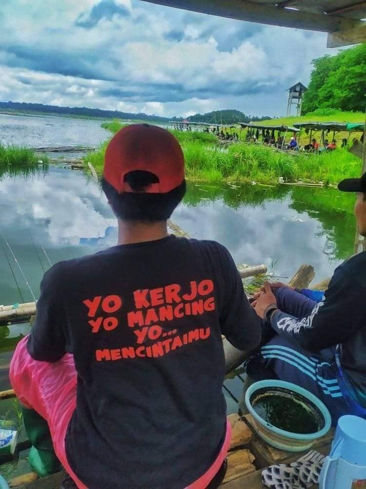 potret tulisan di baju yang kocak (twitter.com/jowoshitpost)