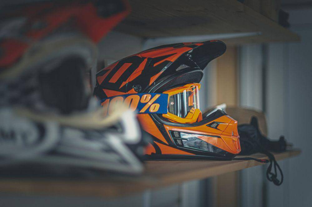 ilustrasi perlengkapan motocross (unsplash.com/Egor Myznik)
