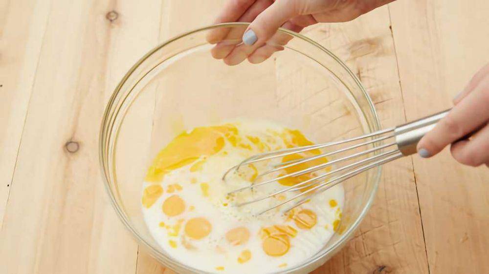 ilustrasi kocok telur dan susu (pillsbury.com)
