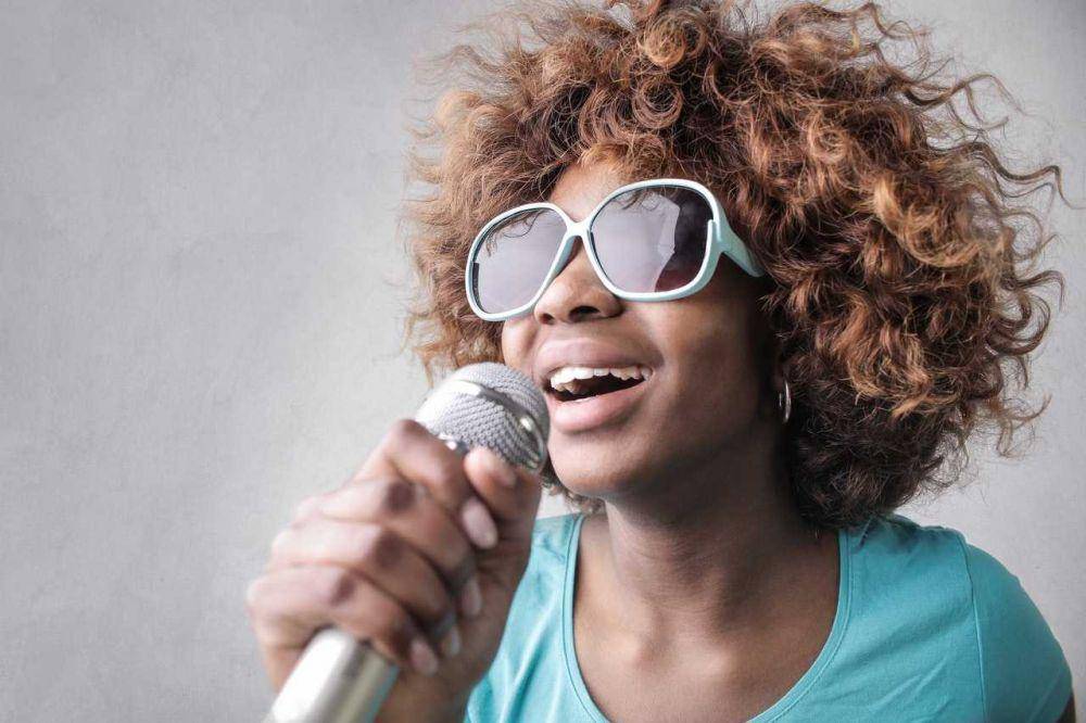 ilustrasi karaoke di rumah (pexels.com/Andrea Piacquadio)