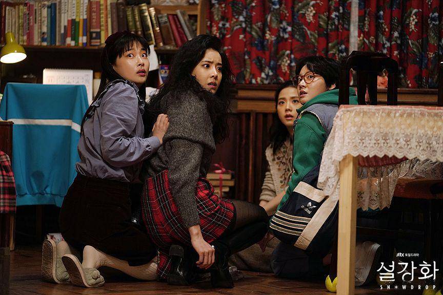 Choi Hee Jin, Jung Sin Hye, Ji Soo, dan Kim Mi Soo dalam drama Snowdrop (dok. JTBC/Snowdrop)