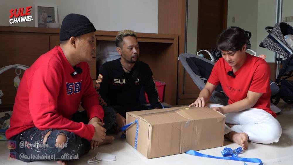 10 Potret Buka Kado Sule untuk Baby Leslar, Bikin Ngakak Tapi Bermakna