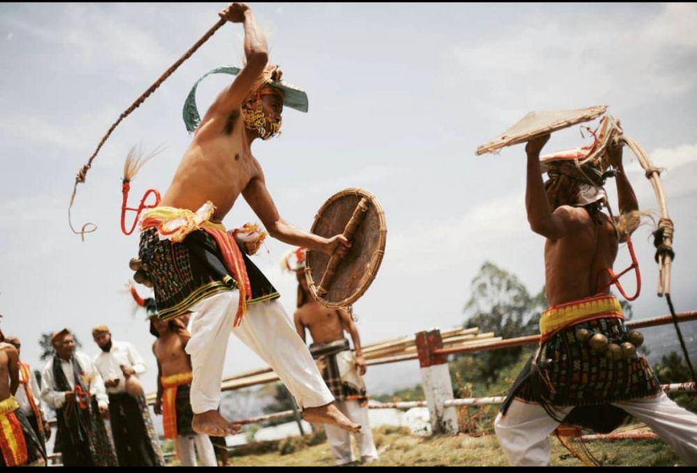 Tari caci dari Nusa Tenggara Timur (instagram.com/uka.jr)