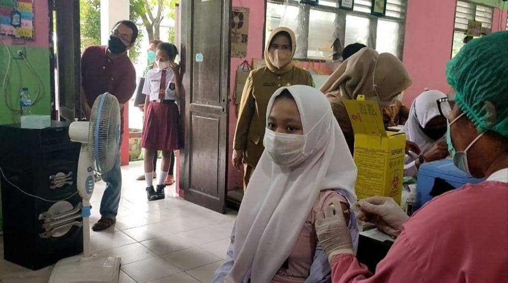 Suasana vaksinasi pada siswa SD di seluruh sekolah Kota Medan.