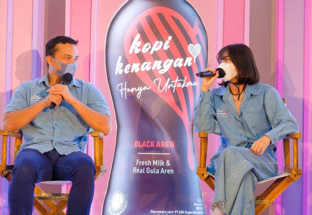 Nicholas Saputra dan Isyana Sarasvati sebagai Brand Ambassador Kopi Kenangan Hanya Untukmu (Dok. IDN Times)