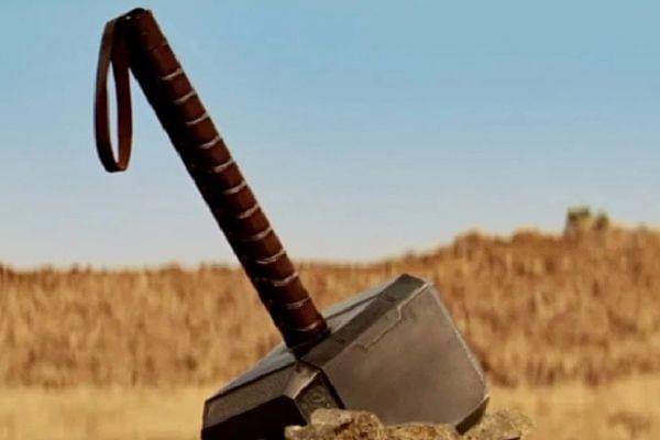 Mjolnir mendarat di Bumi. (Dok. Marvel Studios/Thor)