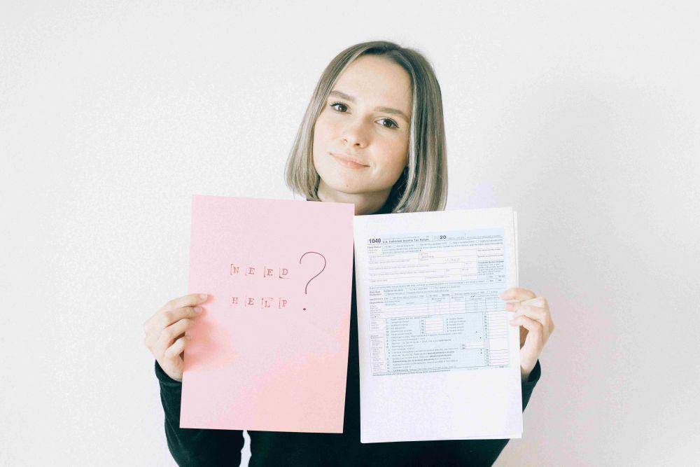 Ilustrasi memegang kertas laporan pajak (Pexels.com/Nataliya Vaitkevich)