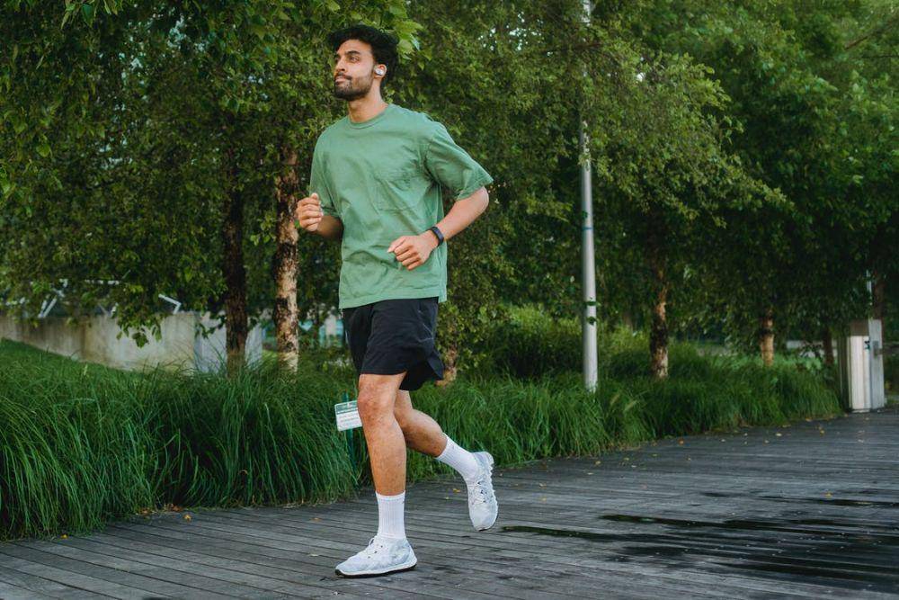 ilustrasi olahraga joging atau lari (pexels.com/Ketut Subiyanto)
