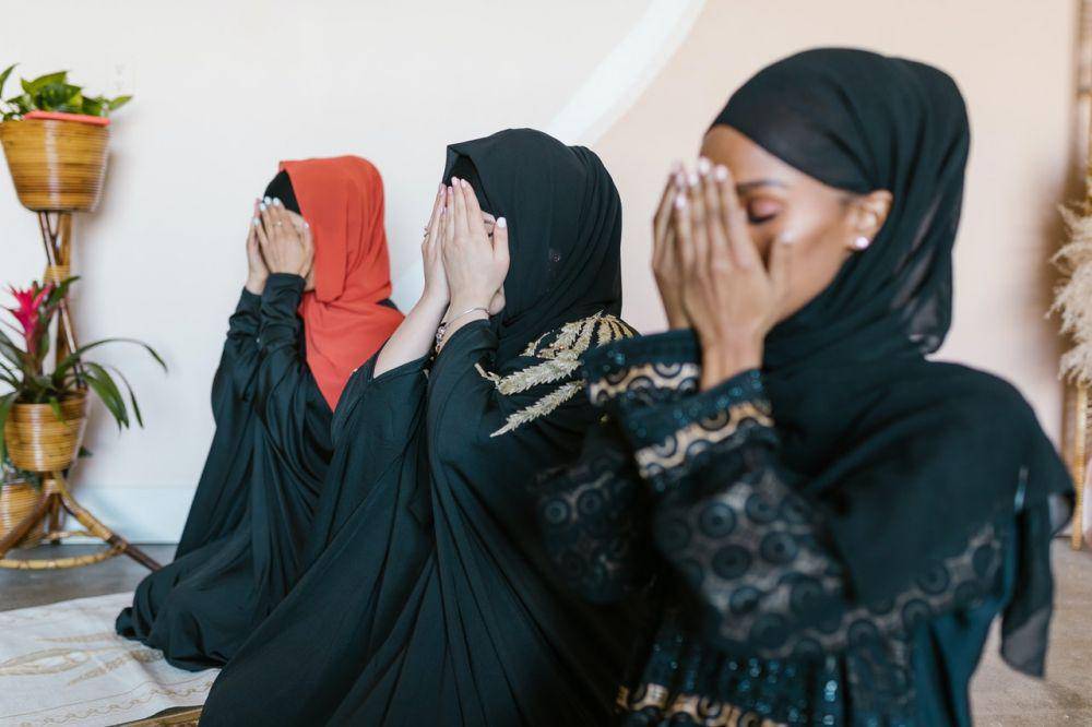 Muslimah sedang berdoa. (pexels.com/RodnaeProductions)