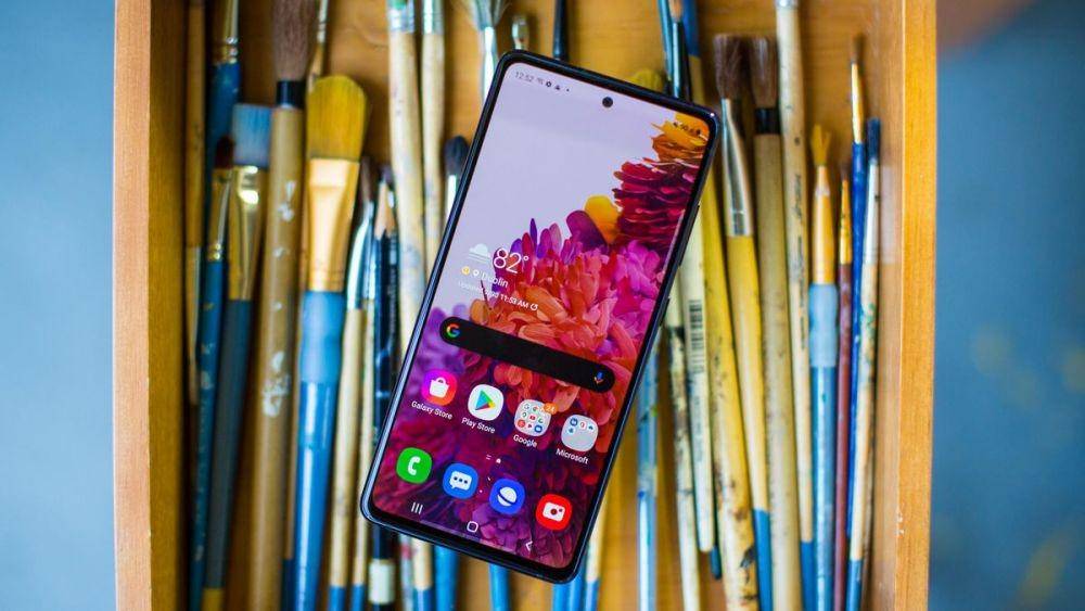 ilustrasi layar Galaxy S20 FE (cnet.com)
