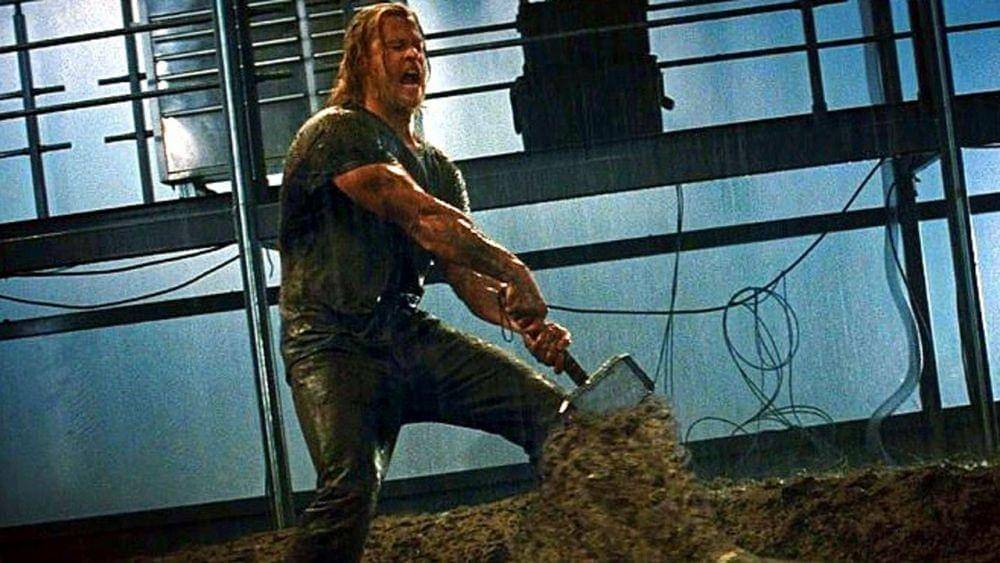 Thor mencoba mengangkat Mjolnir di Thor 1. (Dok. Marvel Studios/Thor)