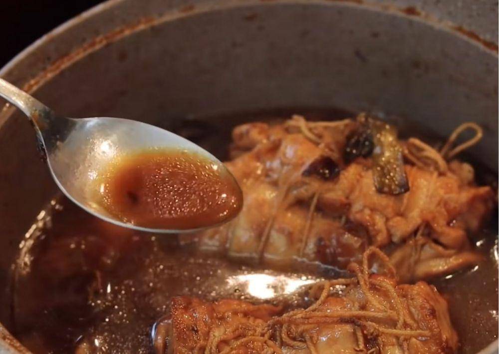 Proses pembuatan ayam char siu (youtube.com/Devina Hermawan)