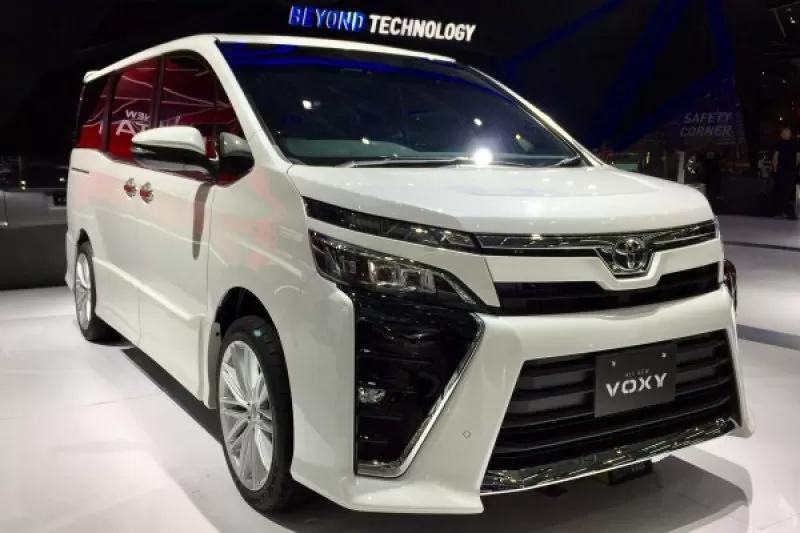 Toyota Voxy 2022 vs Nissan Serena: Adu Harga, Fitur, dan Performa