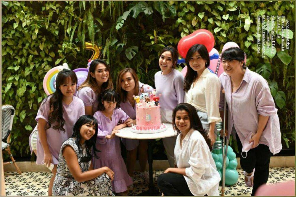 potret Gempita Nora Marten bersama dengan teman-teman orangtuanya (instagram.com/safirakika)