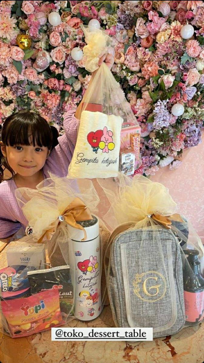potret Gempita bagi-bagi souvenir (instagram.com/gisel_la)