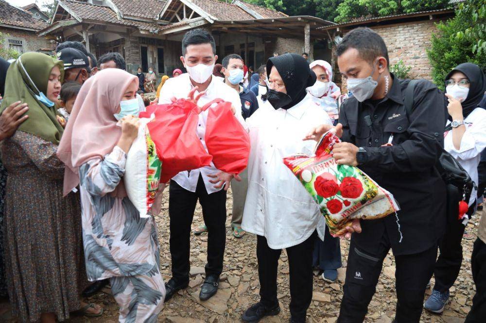 Mensos Tri Rismaharini kunjungi korban gempa di Pandeglang pada Senin (17/1/2022). (dok. Kemensos)