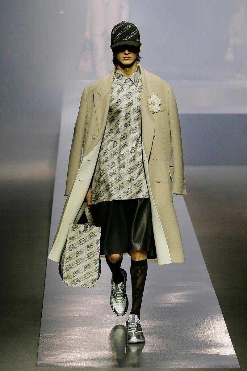 Style pria yang berkelas dari Fendi di Milan Fashion Week (MFW) Menswear Fall/Winter 2022/2023 (milanofashionweek.cameramoda.it)