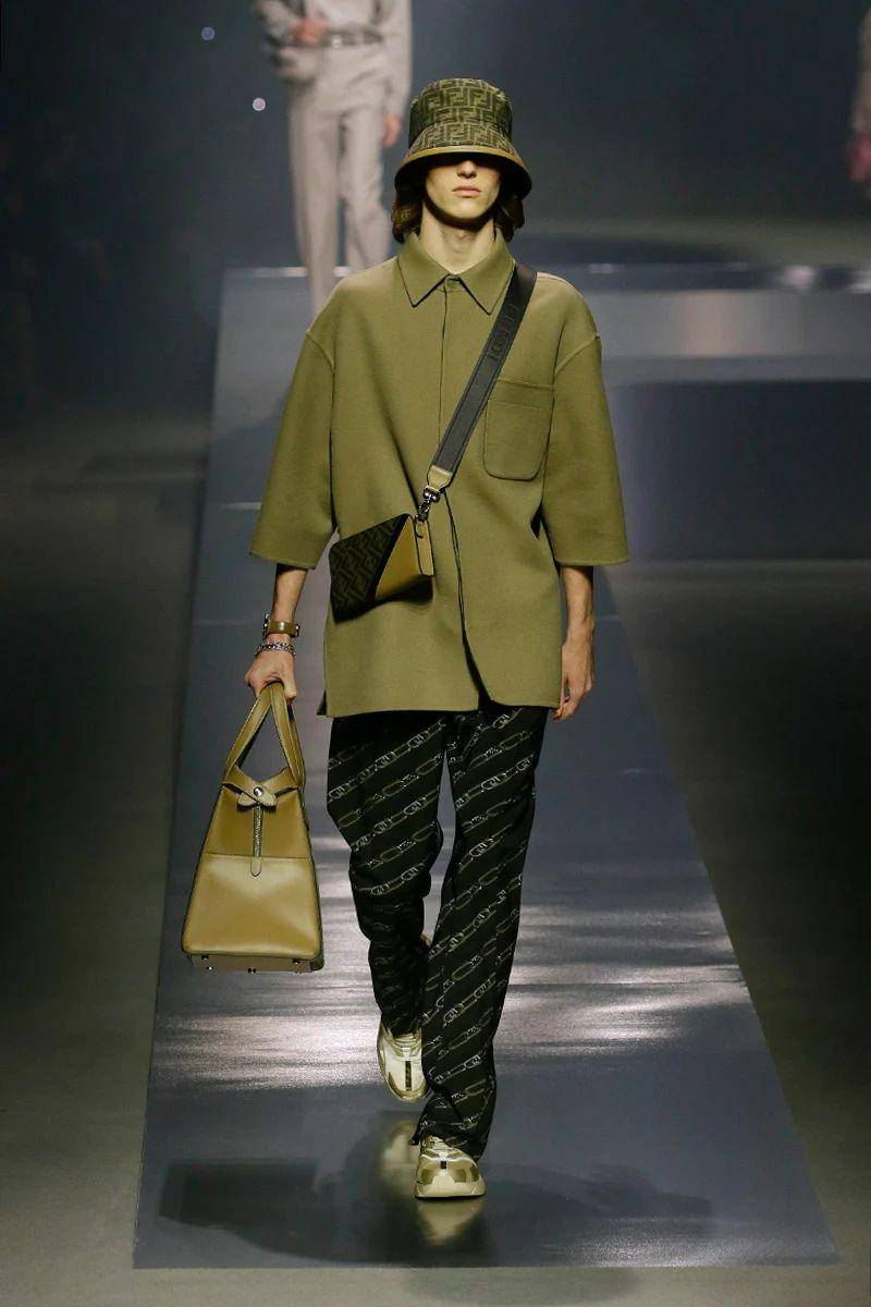 Style pria yang berkelas dari Fendi di Milan Fashion Week (MFW) Menswear Fall/Winter 2022/2023 (milanofashionweek.cameramoda.it)